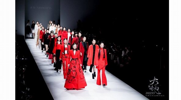 熊英·XIONGYING【大地】2022SS上海時裝周SIFS高級女裝品牌發布會 