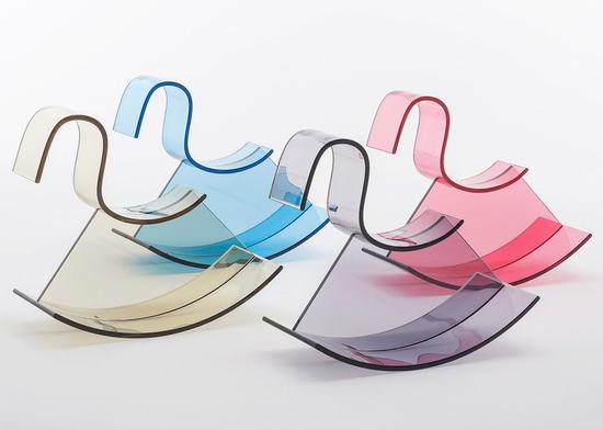 Nendo 為意大利家具品牌 Kartell 設(shè)計的搖擺木馬
