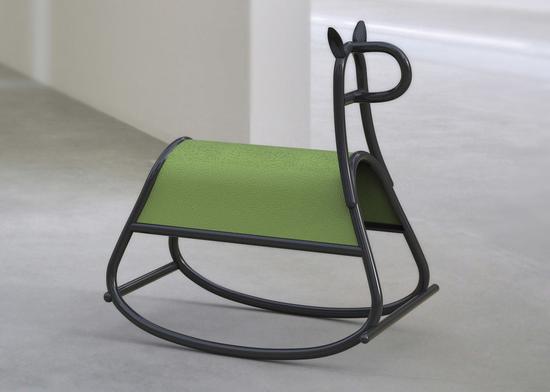 Front 設(shè)計工作室為 Gebrüder Thonet Vienna 設(shè)計的搖擺木馬