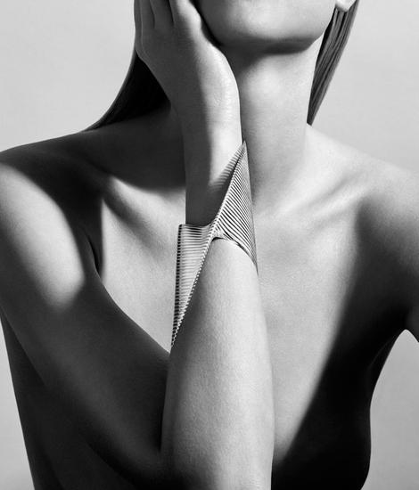 扎哈為 Georg Jensen 設(shè)計的手鐲