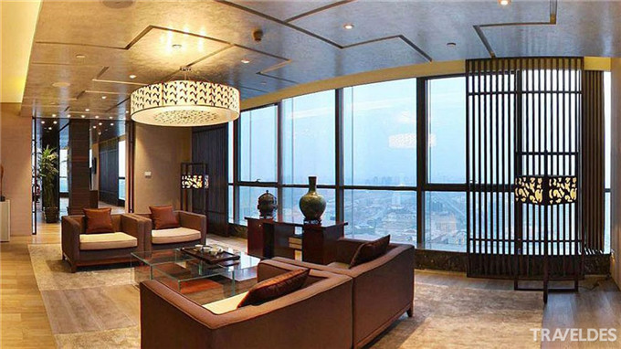 距美國(guó)駐華大使館僅1公里的金茂威斯汀大酒店幾成接待美國(guó)政要的“慣例”之地，2008年開(kāi)業(yè)不久就迎來(lái)到京觀看奧運(yùn)會(huì)開(kāi)幕式的美國(guó)前總統(tǒng)小布什一家老校2009年履新國(guó)務(wù)卿的前第一夫人希拉里·克林頓也下榻這里。種類(lèi)繁多的客房定將使客人的住宿成為一次放松身心、恢復(fù)活力的難忘體驗(yàn)。金茂北京威斯汀大飯店共有550間寬敞客房，面積從40至320平米不等。溫暖色調(diào)的時(shí)尚家具將為每位客人帶來(lái)一種神清氣爽的溫馨感受，其中包括標(biāo)志性的“天夢(mèng)之床”和熱帶雨林淋浴系統(tǒng)。客房設(shè)施包括無(wú)線高速因特網(wǎng)接入、純平互動(dòng)電視、視聽(tīng)系統(tǒng)、IP電話以及茶點(diǎn)中心。