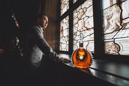 路易十三品鑒官蔣呈彥感懷于城堡的歷史人文底蘊，不禁陷入沉思。