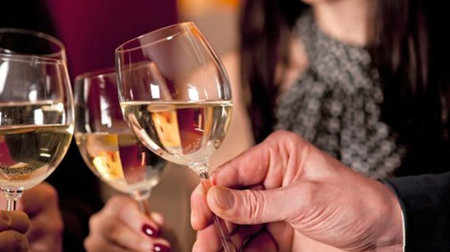 新研究表明：社交飲酒“有助健康”？