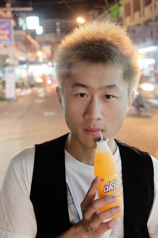 【張然聹微博】張然聹最新異國工作組圖曝光 宅男變身時尚潮男