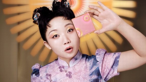 美康粉黛官宣彩妝代言人，自信演繹有趣的靈魂“萬里挑一”