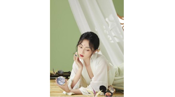 陌上花開，甄美顏助力年假出游妝容