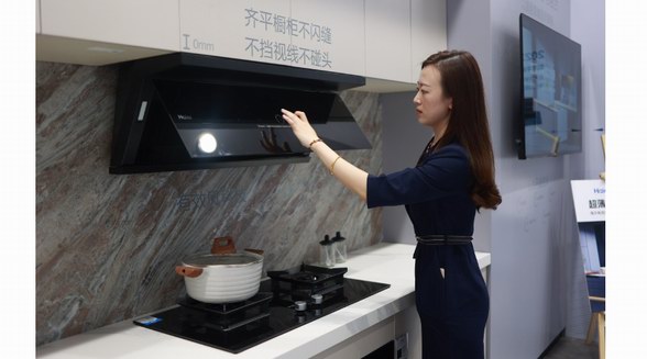 煙機總碰頭？海爾AWE發布超薄平嵌煙機：平整不碰頭