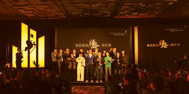 尊尼獲加品牌代表、“語(yǔ)路”問(wèn)行動(dòng)活動(dòng)嘉賓及“最佳夢(mèng)想實(shí)踐家”舉杯共慶全新追夢(mèng)之旅的開(kāi)啟 